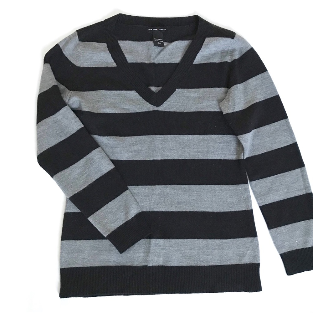 New York & Co Black & Gray Striped V-Neck Sweater Sz Small